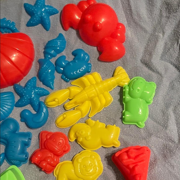 Beach Fun Set with Molds - Picture 3 of 5